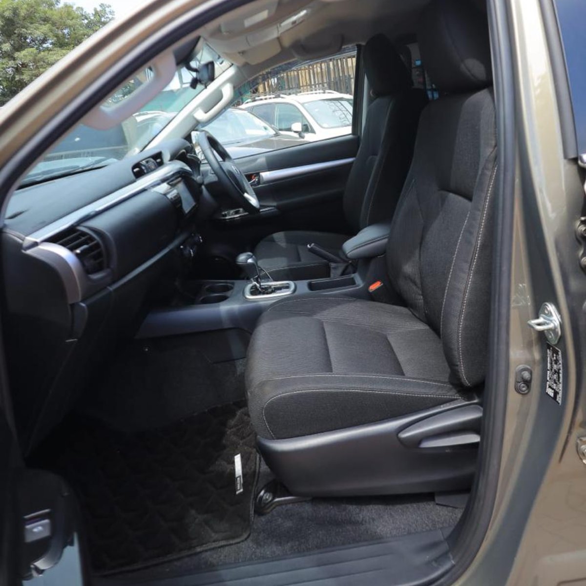 Toyota Hilux 2021 — photo 2
