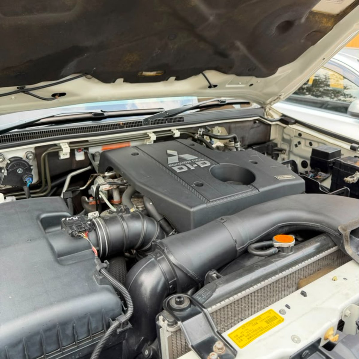 Mitsubishi Pajero 2011 — photo 2
