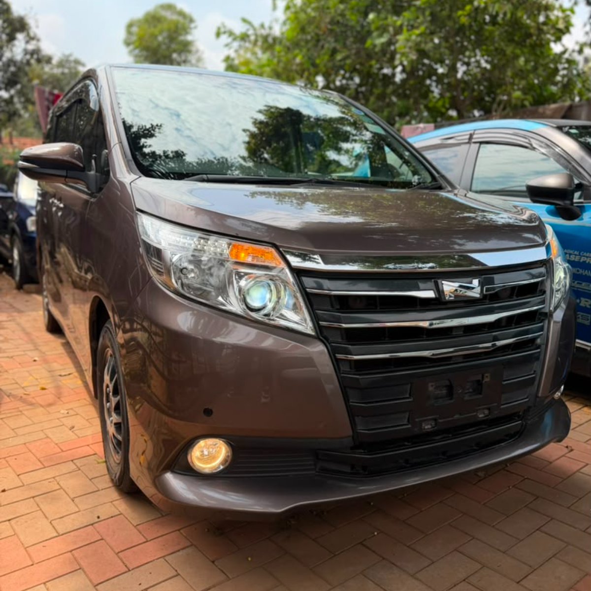 Toyota Noah 2014 — photo 1