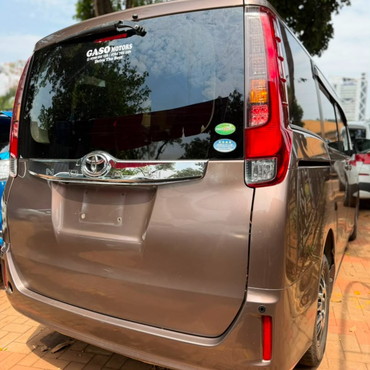 Toyota Noah 2014 — photo 3