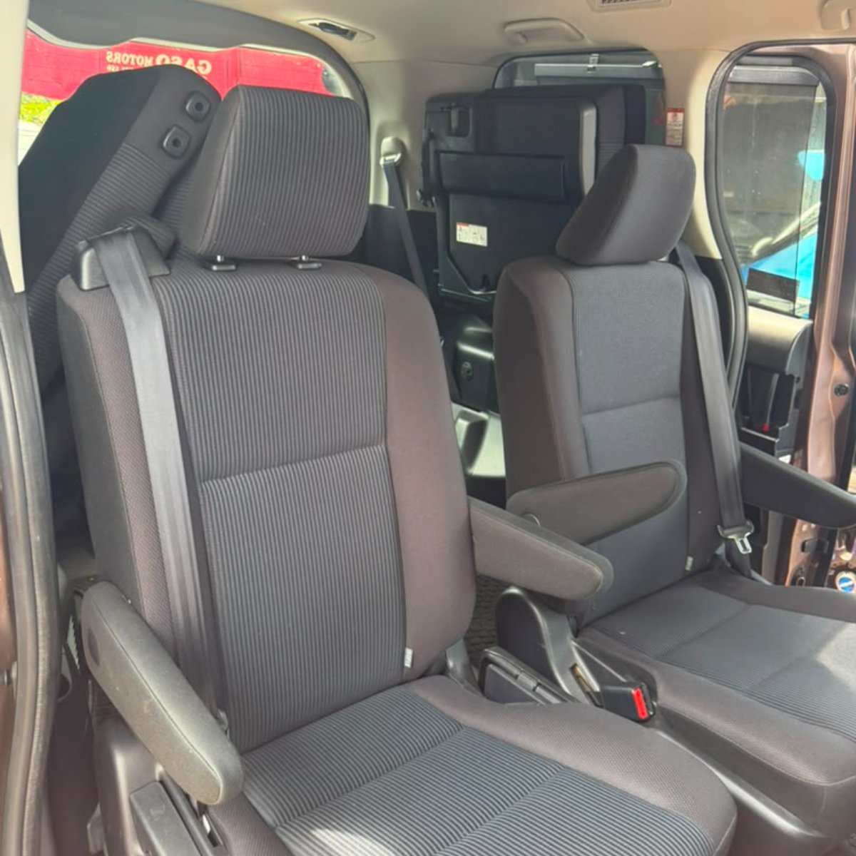 Toyota Noah 2014 — photo 8