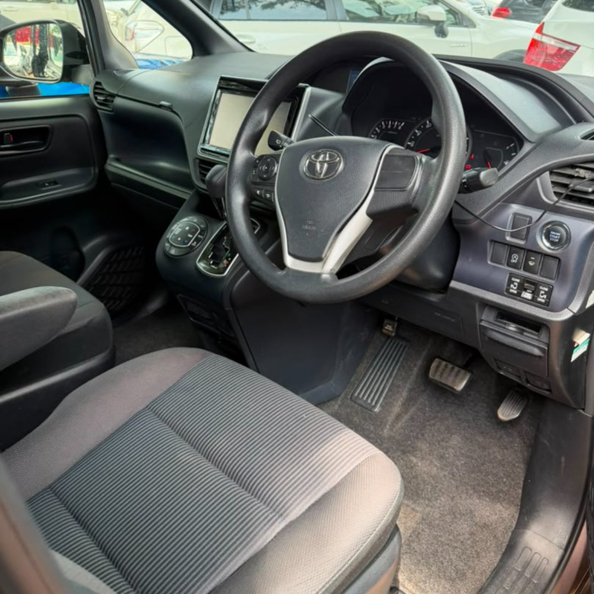Toyota Noah 2014 — photo 10