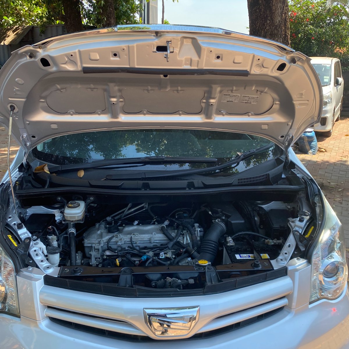 Toyota Noah 2011 — photo 2