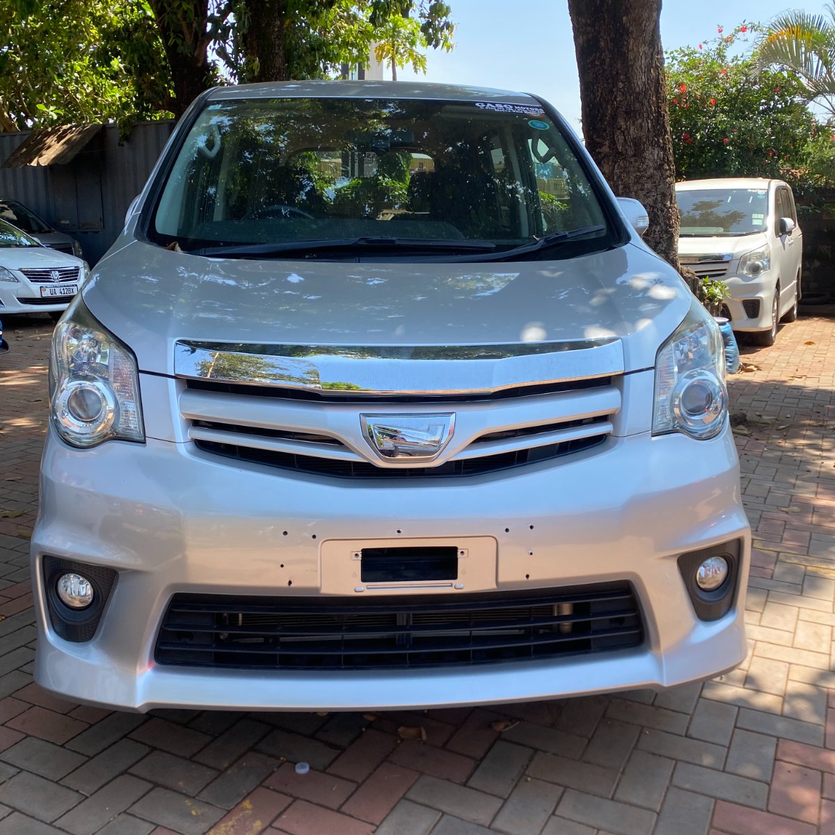 Toyota Noah 2011 — photo 1
