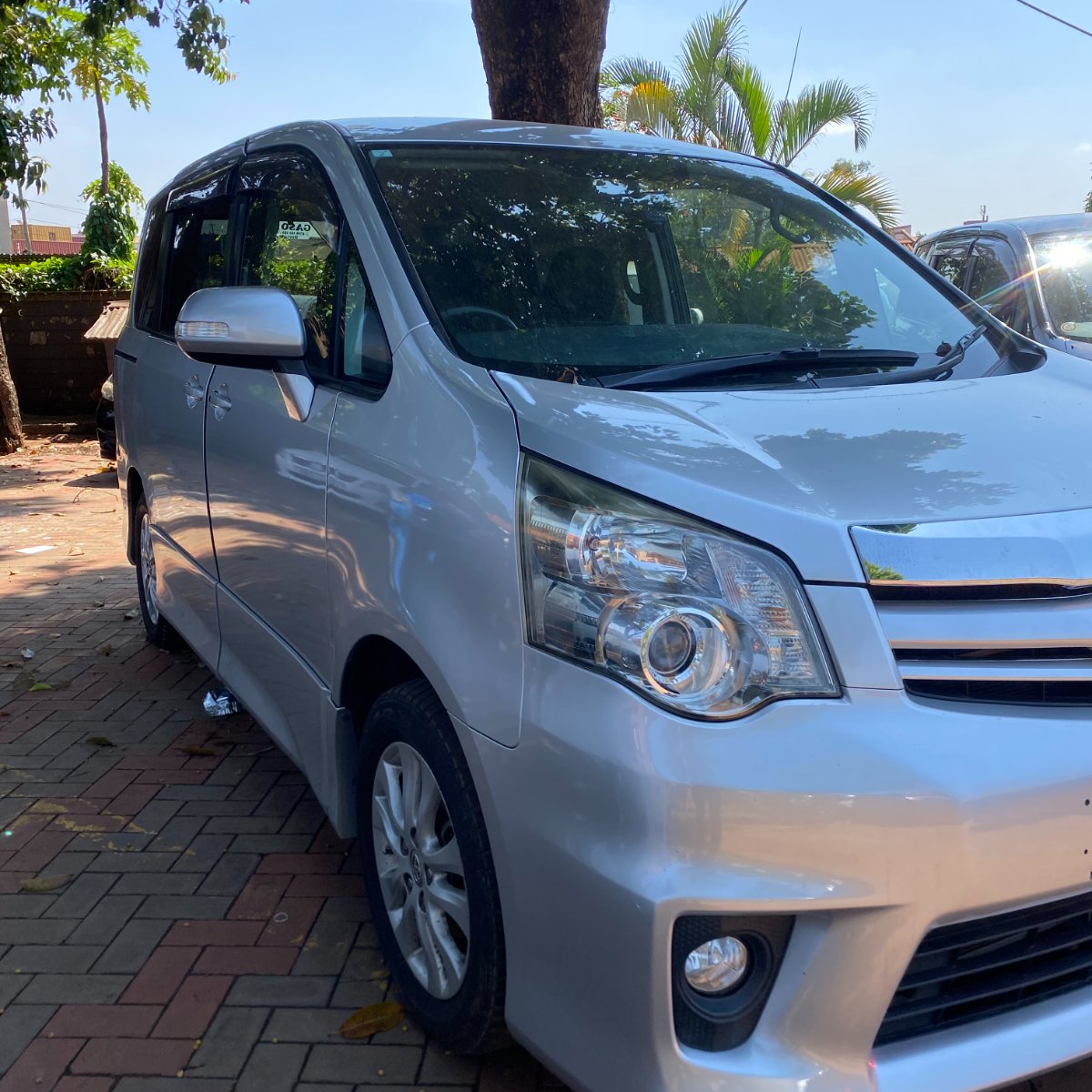 Toyota Noah 2011 — photo 3