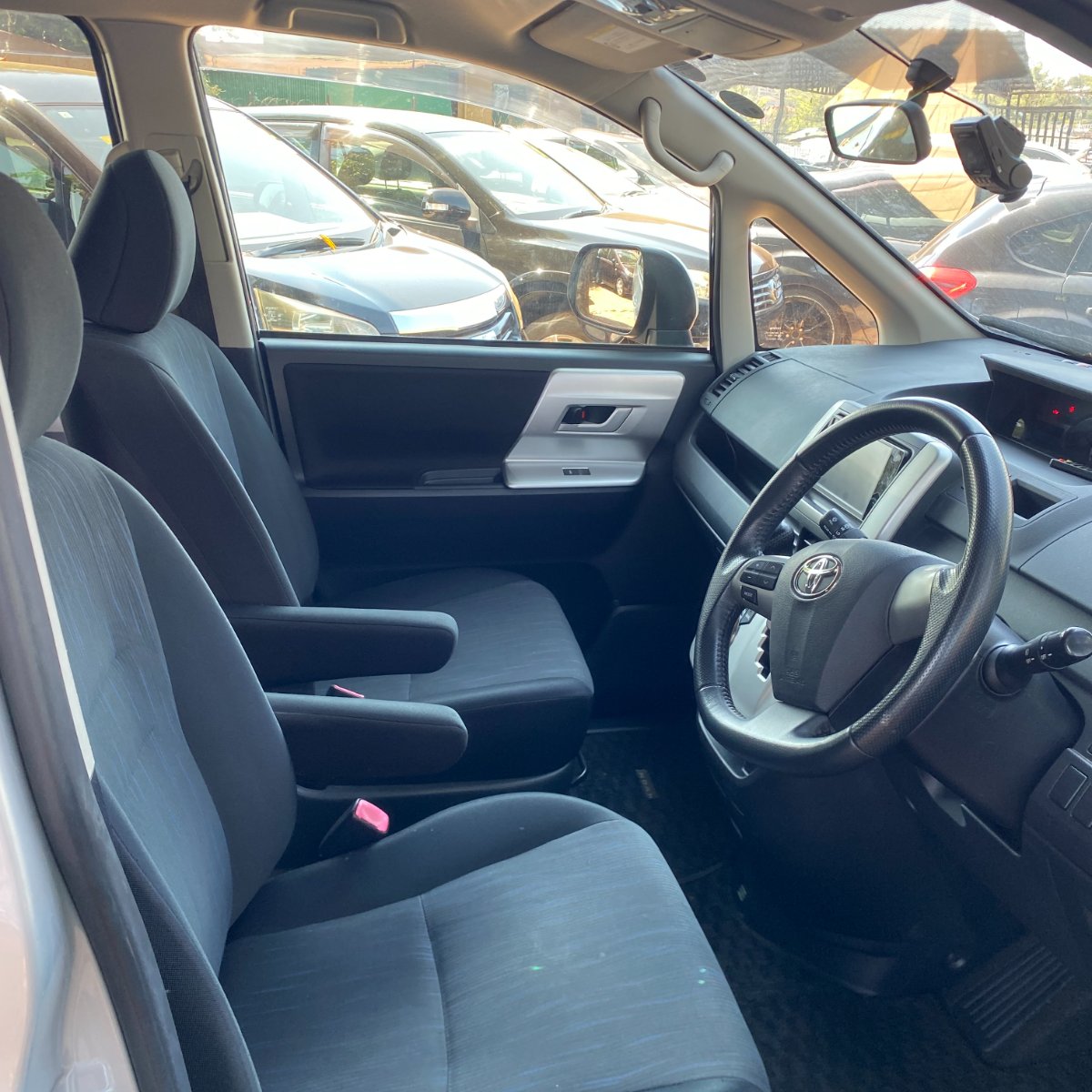 Toyota Noah 2011 — photo 8