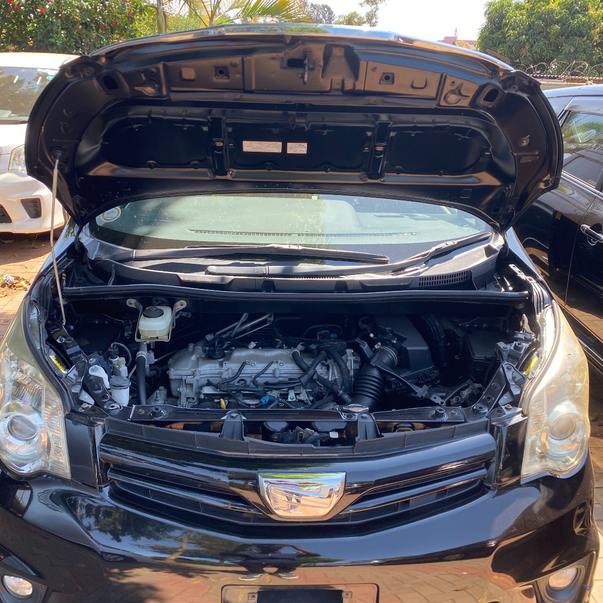 Toyota Noah 2013 — photo 2