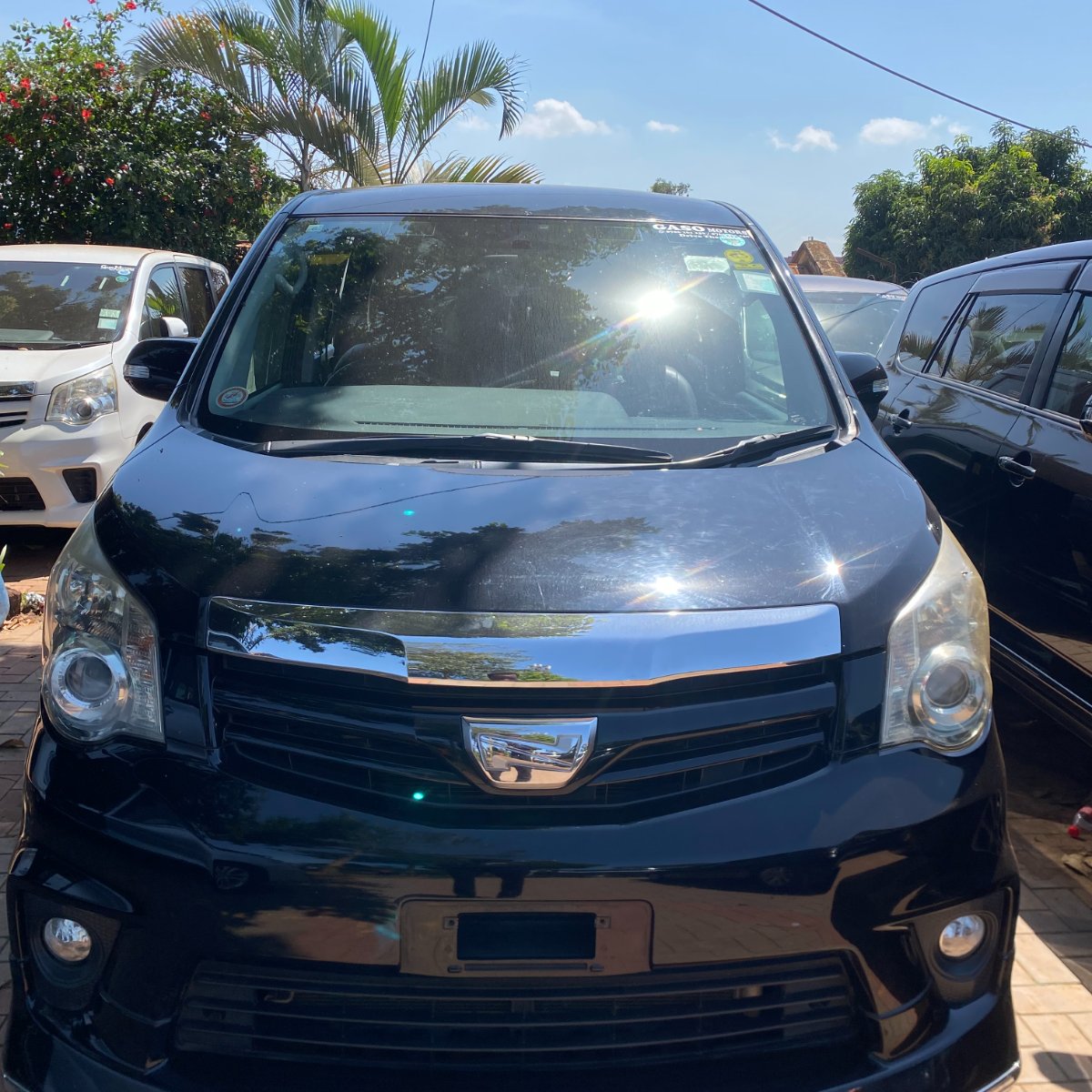 Toyota Noah 2013 — photo 1