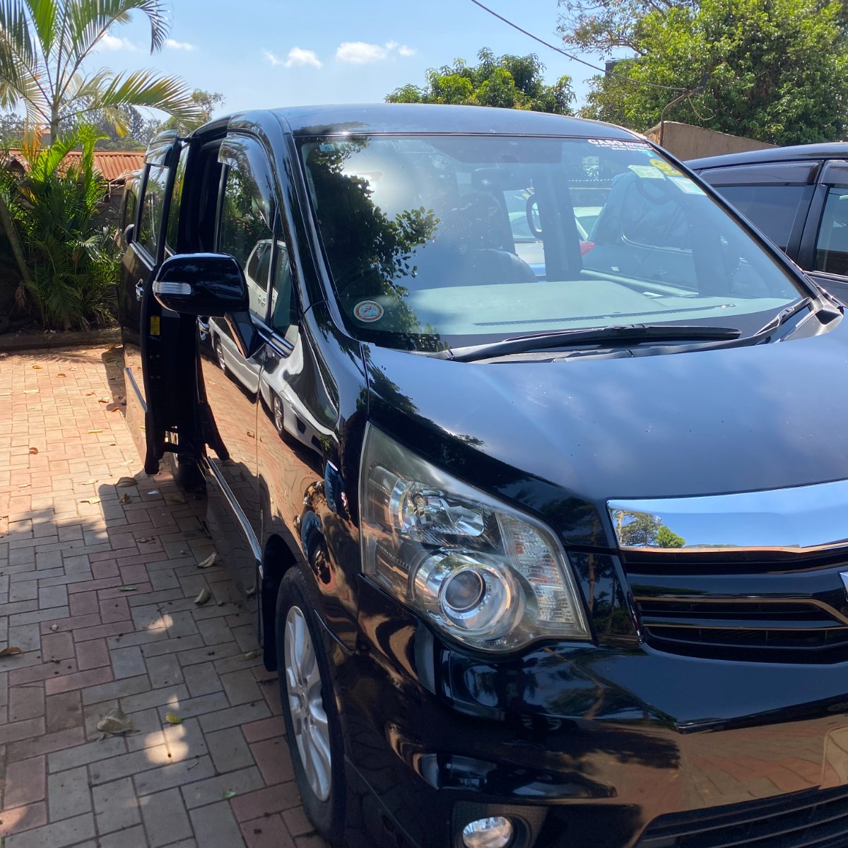 Toyota Noah 2013 — photo 3