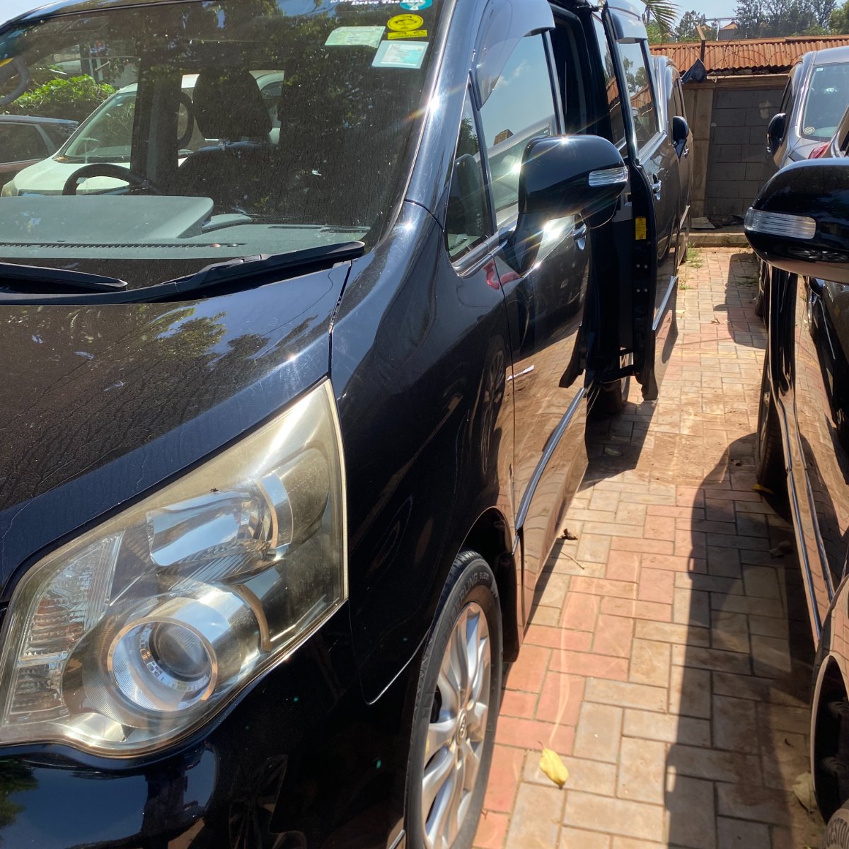 Toyota Noah 2013 — photo 4