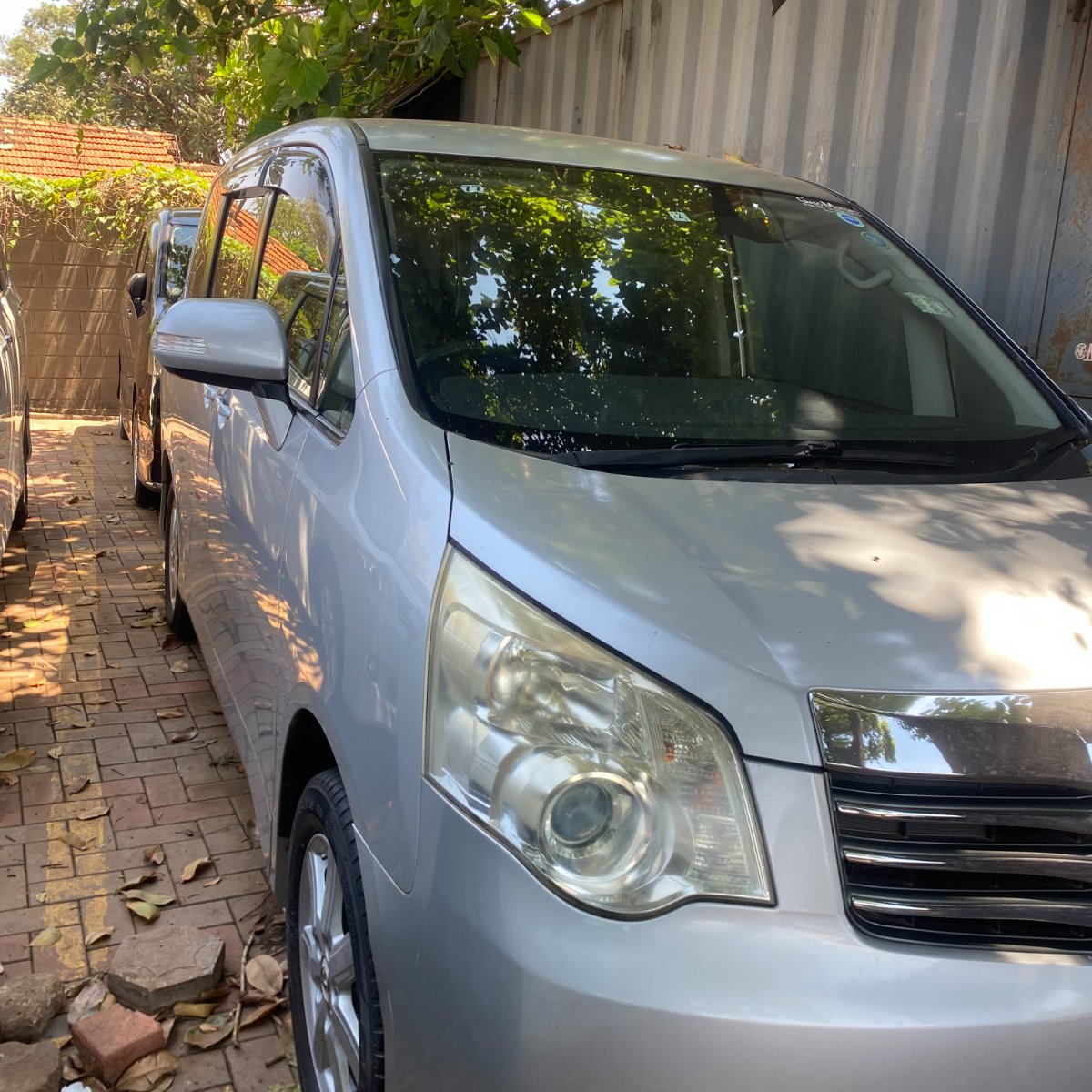 Toyota Noah 2012 — photo 1