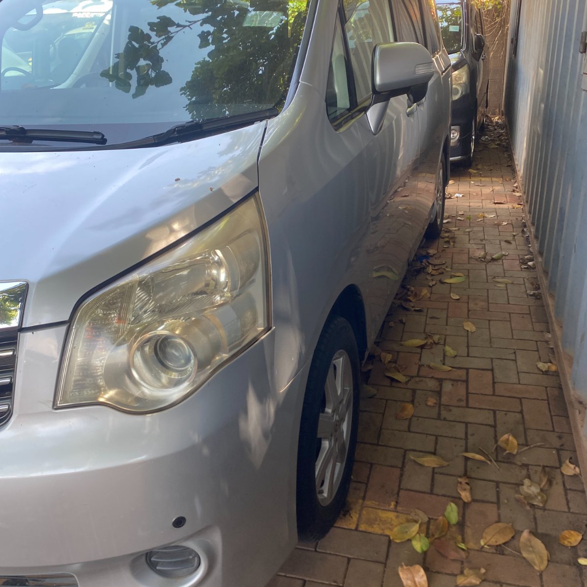 Toyota Noah 2012 — photo 3