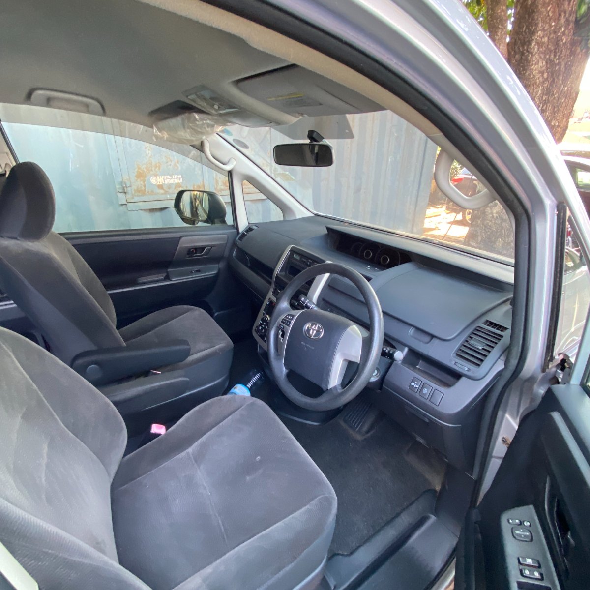 Toyota Noah 2012 — photo 8