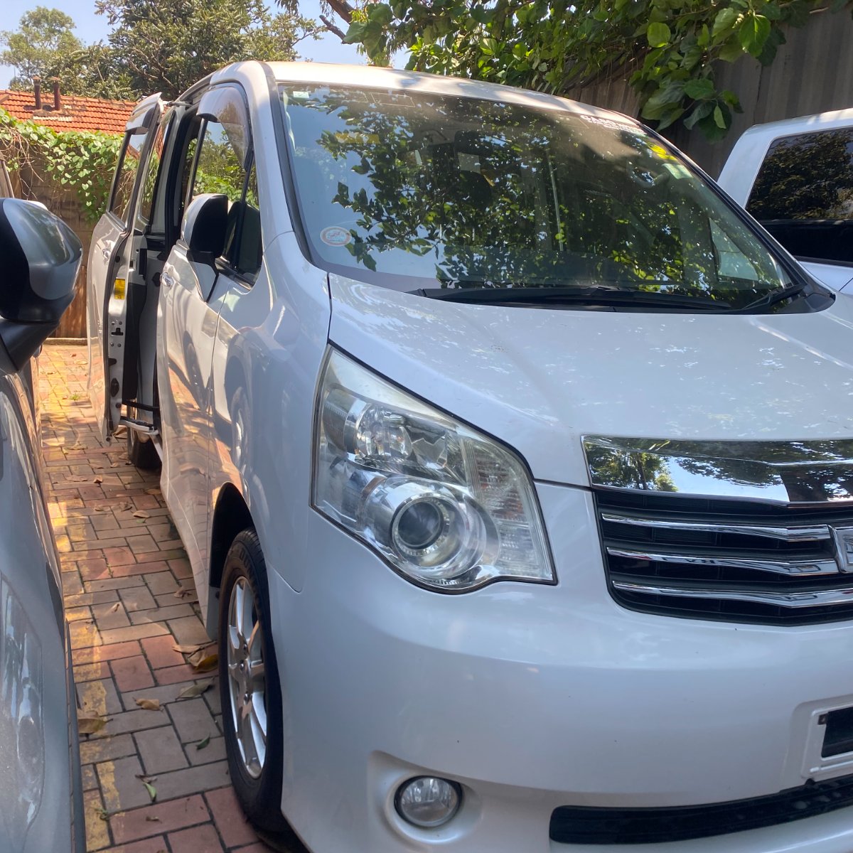 Toyota Noah 2013 — photo 3