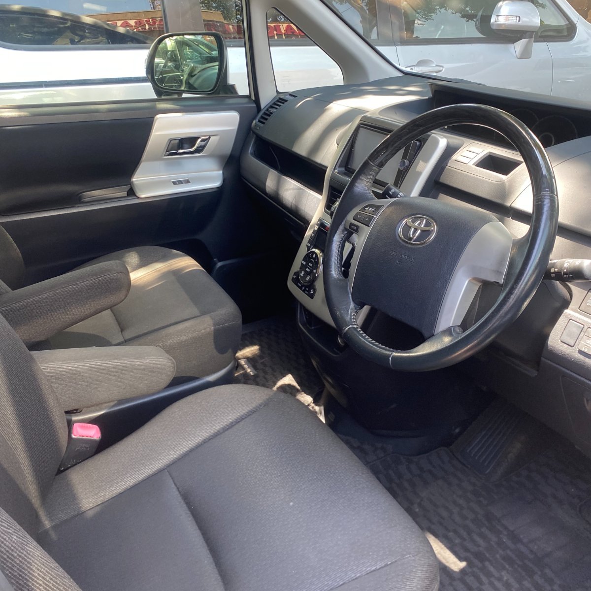 Toyota Noah 2013 — photo 8