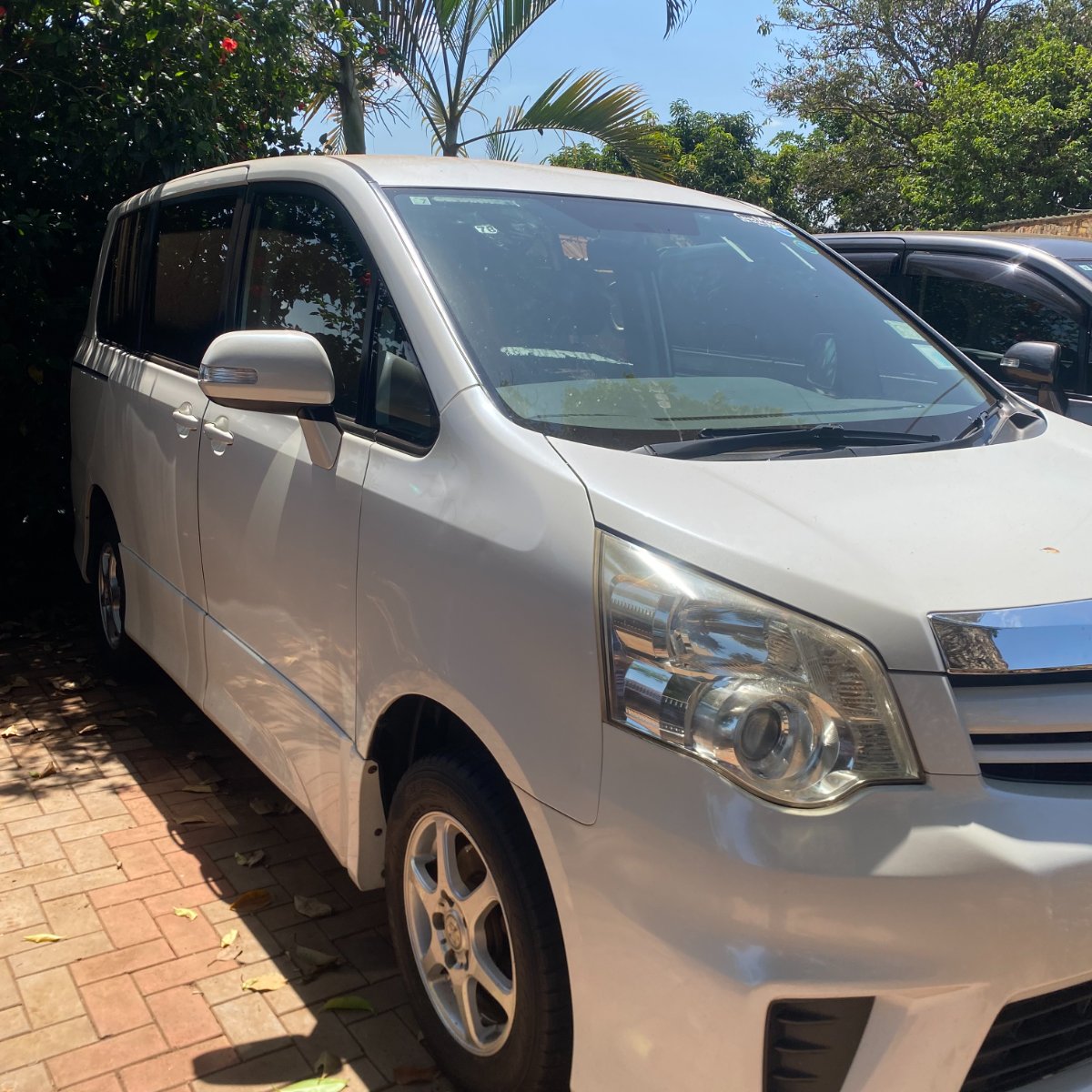 Toyota Noah 2011 — photo 3