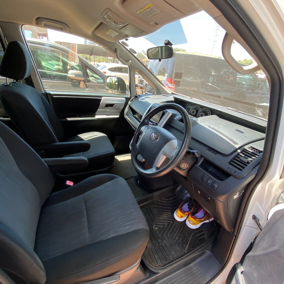 Toyota Noah 2011 — photo 6
