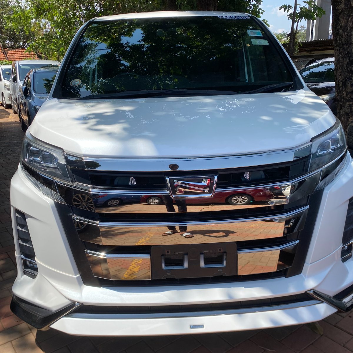 Toyota Noah 2017 — photo 1