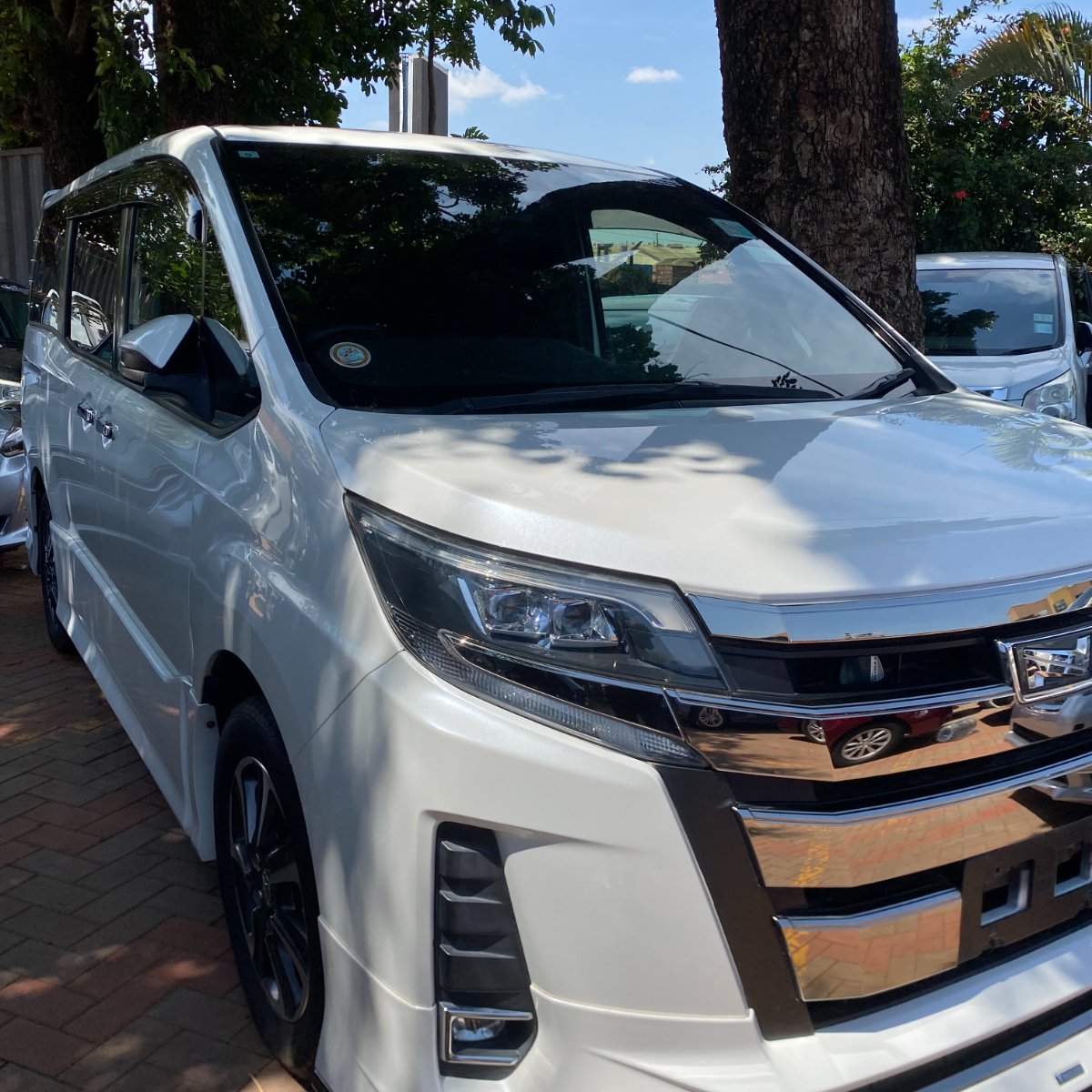 Toyota Noah 2017 — photo 3