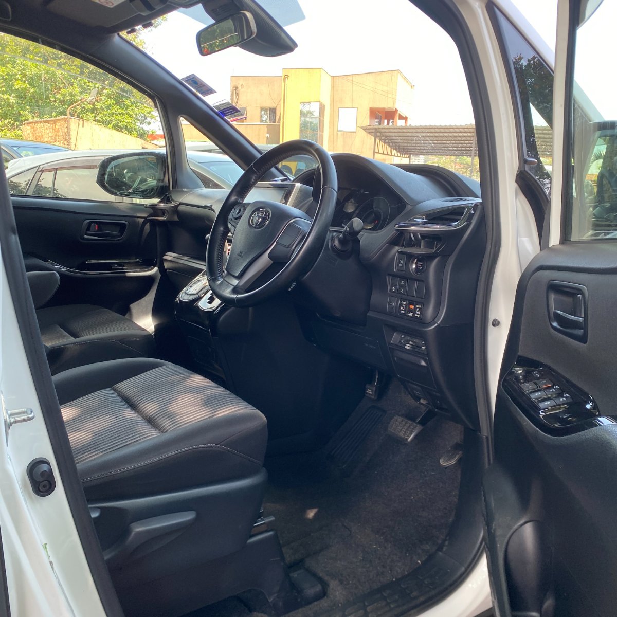 Toyota Noah 2017 — photo 11