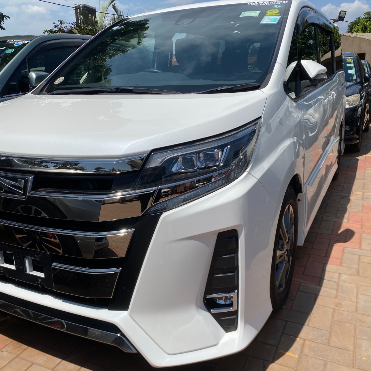 Toyota Noah 2017 — photo 2