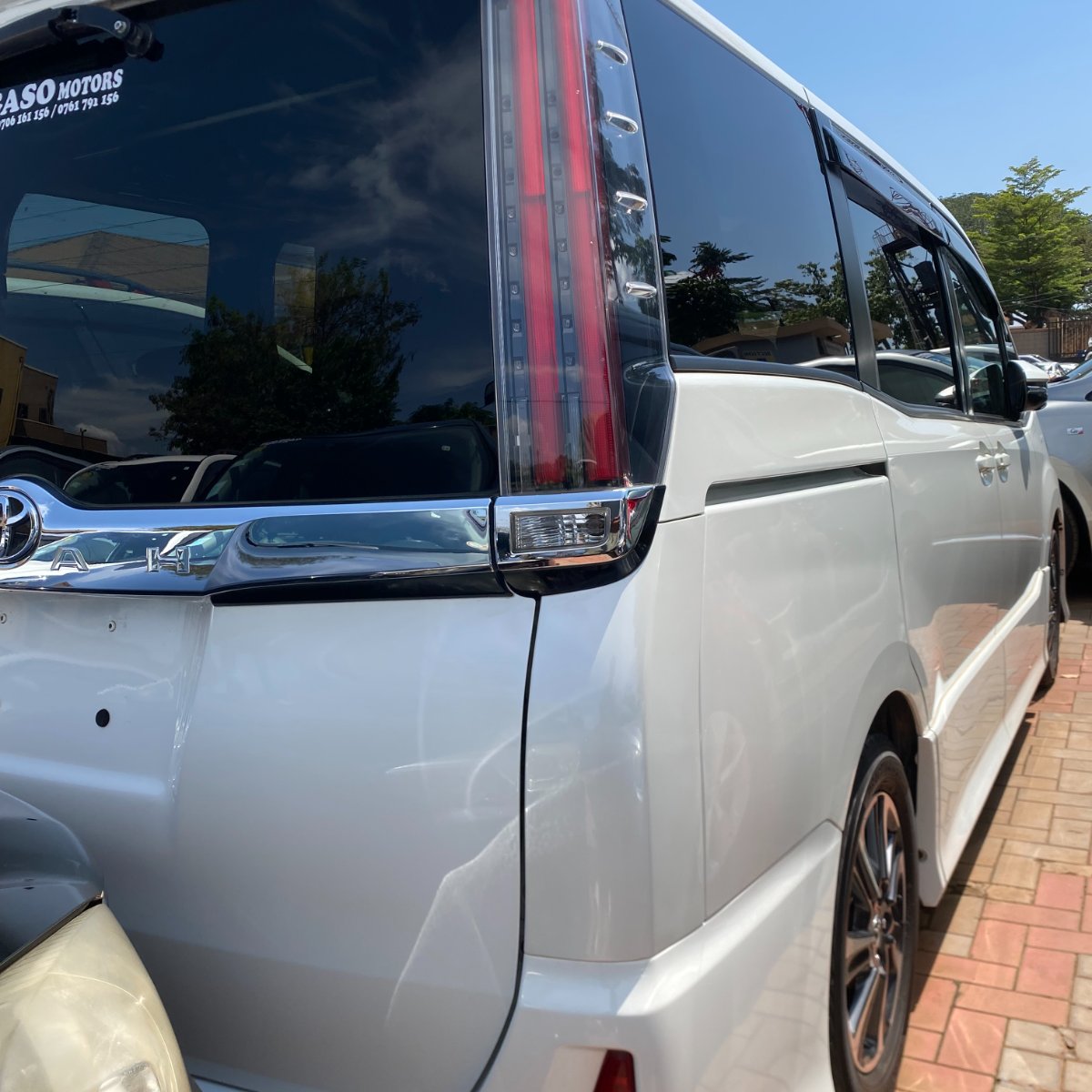 Toyota Noah 2017 — photo 4