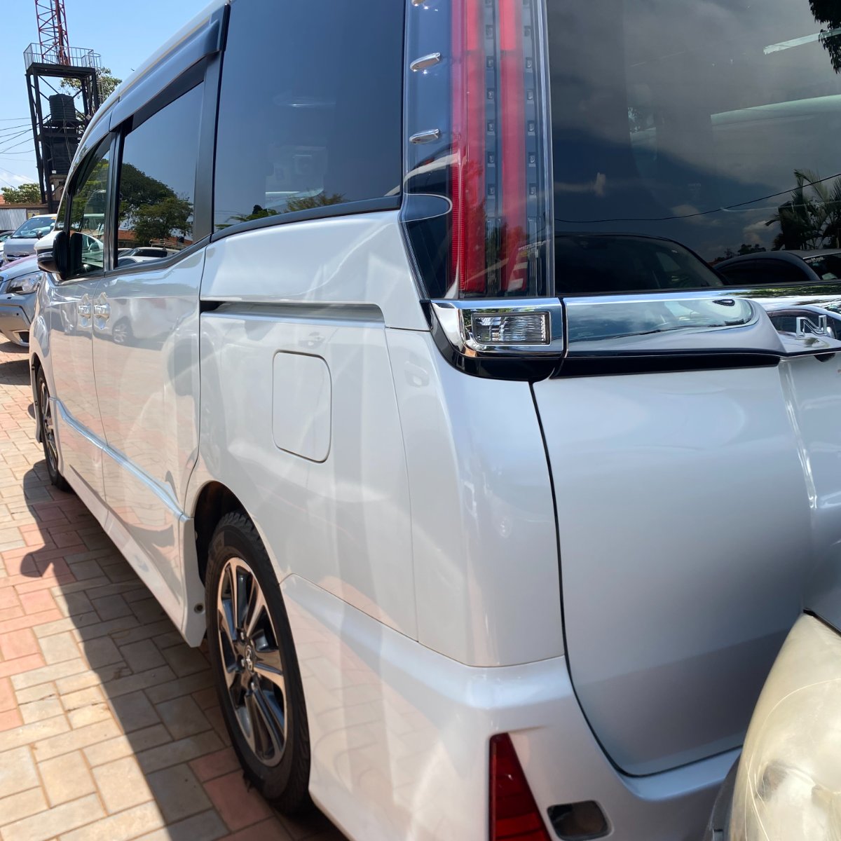 Toyota Noah 2017 — photo 5
