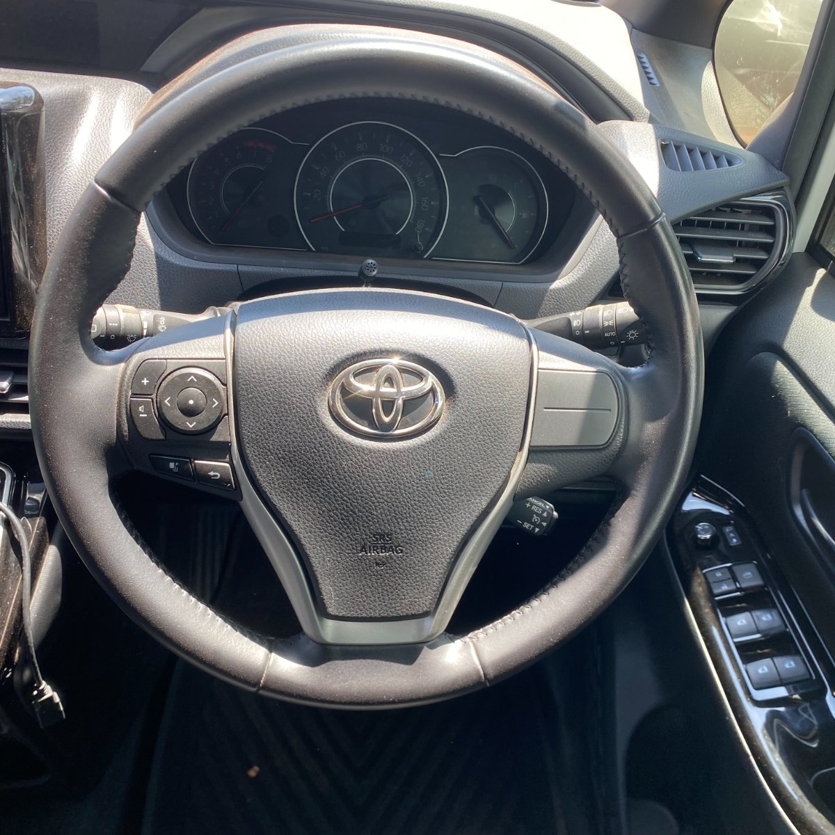Toyota Noah 2017 — photo 10